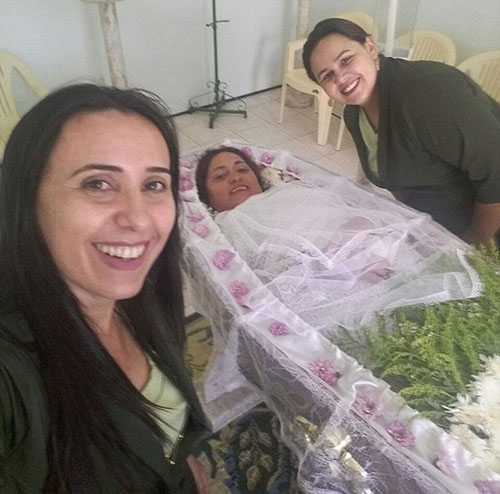 巴西女子为体验葬礼躺棺材内装死一整天