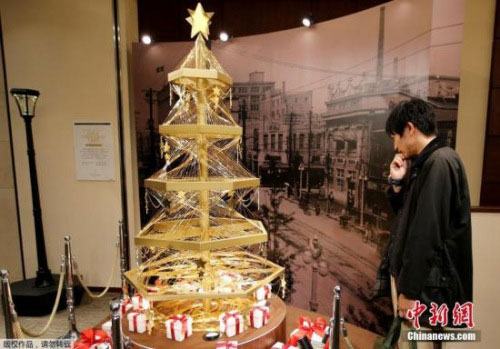 日本商家推出黄金圣诞树 价值千万人民币