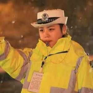 女交警撞脸陈妍希瞬间爆红网络 长相像小龙女