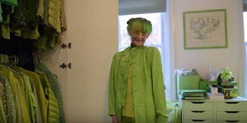 美国“绿夫人”痴迷绿色20年 吃穿住行全是绿色