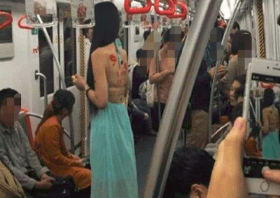 女大学生穿着奇葩衣服，进入地铁后被乘客纷纷围观拍照